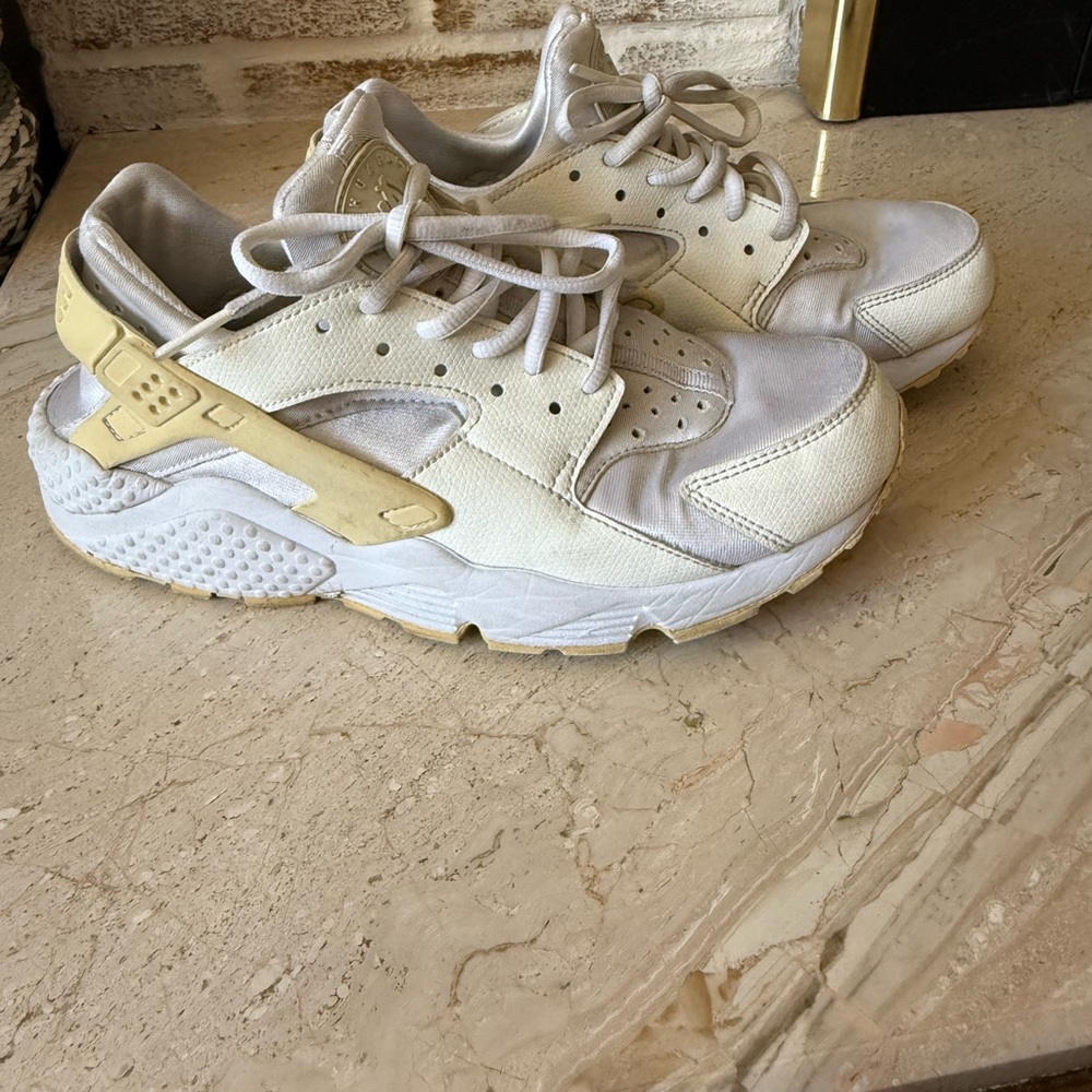 Nike Air Huarache Run white cream Running Shoes Womens Size 7 White